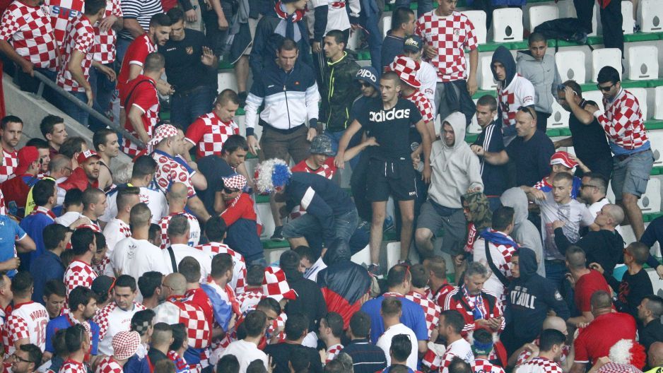 "Espectadores que lanzaron bengalas son terroristas del deporte”: DT de Croacia - 1181845