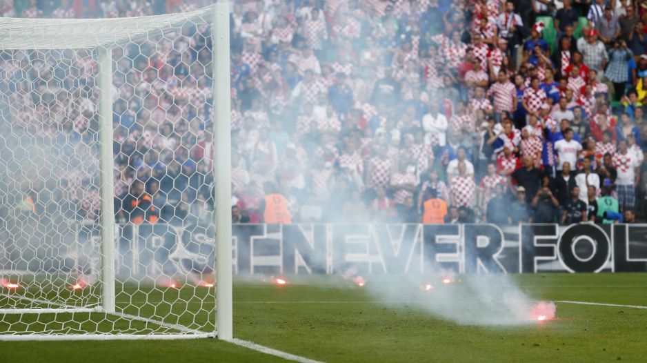 "Espectadores que lanzaron bengalas son terroristas del deporte”: DT de Croacia - 1181846