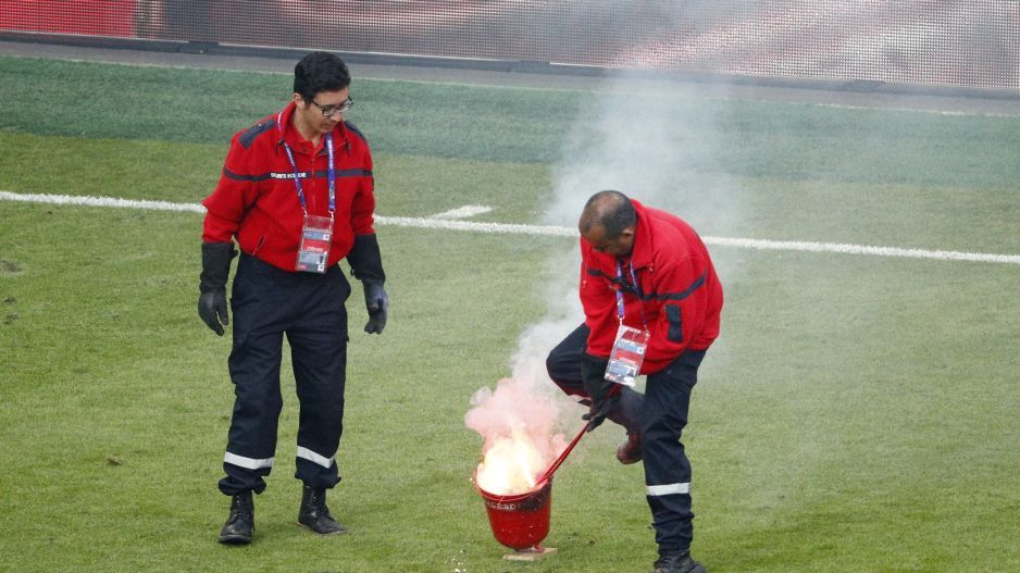 "Espectadores que lanzaron bengalas son terroristas del deporte”: DT de Croacia - 1181847