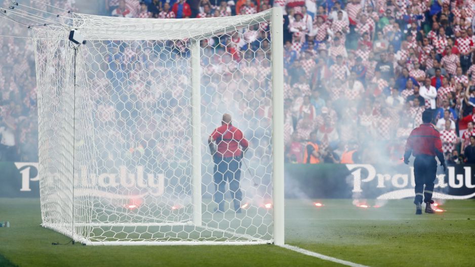 "Espectadores que lanzaron bengalas son terroristas del deporte”: DT de Croacia - 1181848