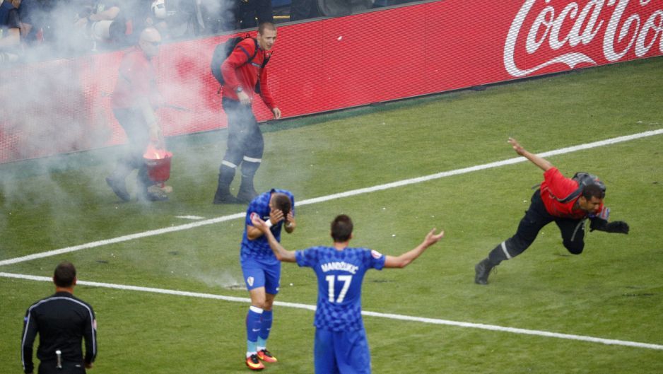 "Espectadores que lanzaron bengalas son terroristas del deporte”: DT de Croacia - 1181849