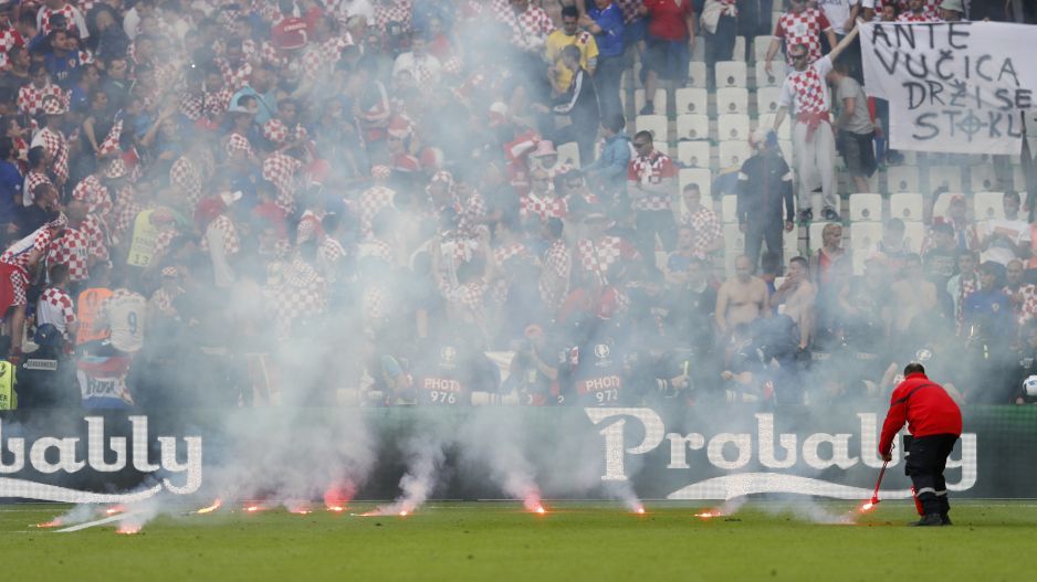 "Espectadores que lanzaron bengalas son terroristas del deporte”: DT de Croacia - 1181850