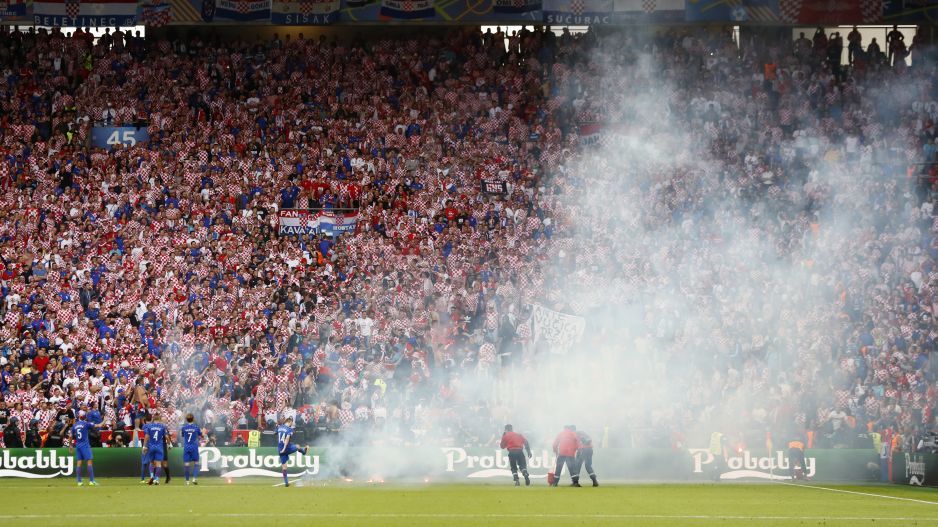 "Espectadores que lanzaron bengalas son terroristas del deporte”: DT de Croacia - 1181851