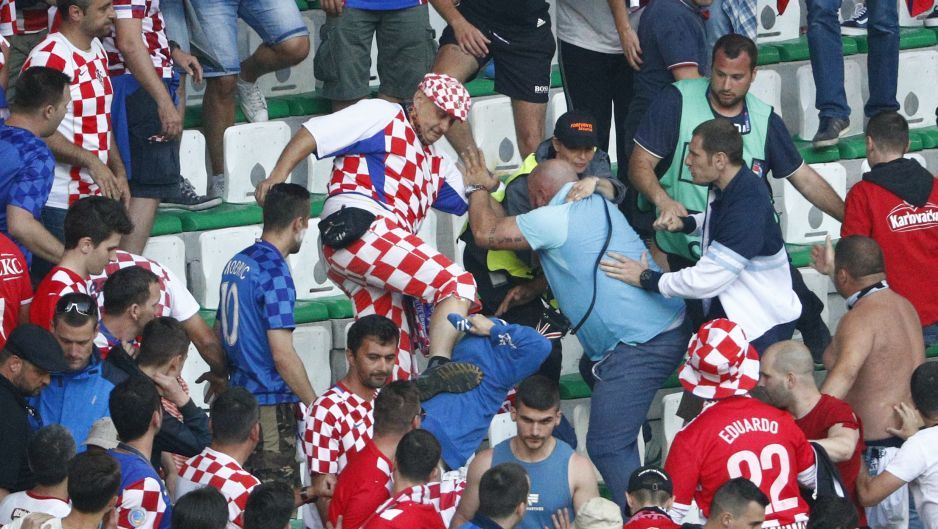 "Espectadores que lanzaron bengalas son terroristas del deporte”: DT de Croacia - 1181852