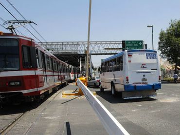 Tren ligero choca con taxis - 1316971