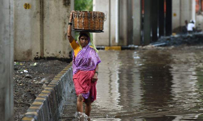 En un día rayos fulminan a casi 100 personas en India - 14666156345878