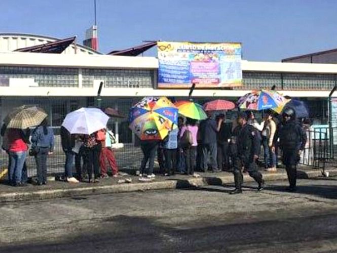 CNTE en Morelia se manifiesta contra colegas