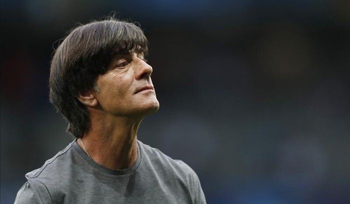 Joachim Löw se disculpa por tocarse sus partes íntimas