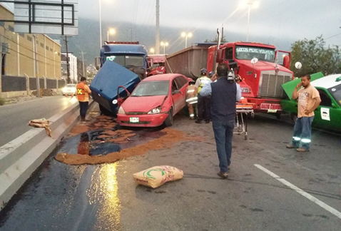 Tráileres prensan a taxista en San Nicolás de la Garza - 3-tráileres