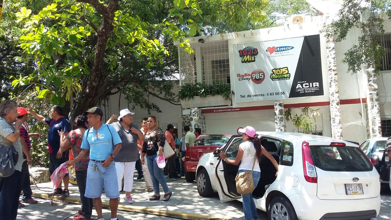 Maestros toman estaciones de radio en Guerrero