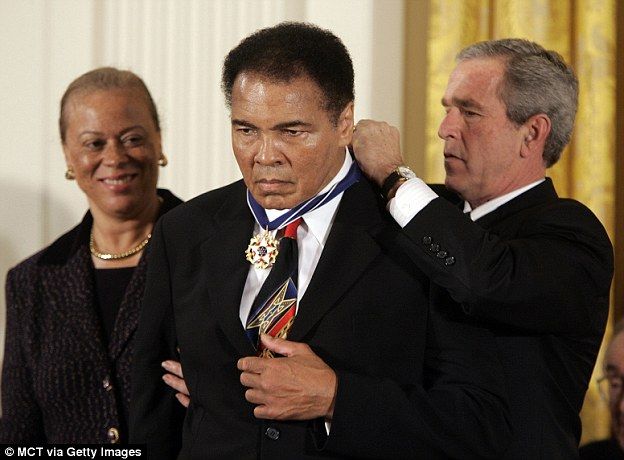 Muhammed Ali fue conectado a un respirador artificial - 34E66A2800000578-3624328-The_legendary_boxer_began_to_retreat_from_the_public_eye_after_h-a-46_1464984798882