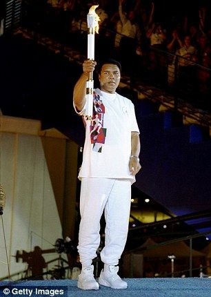 Muhammed Ali fue conectado a un respirador artificial - 34E66A5300000578-3624499-image-m-15_1464984493313