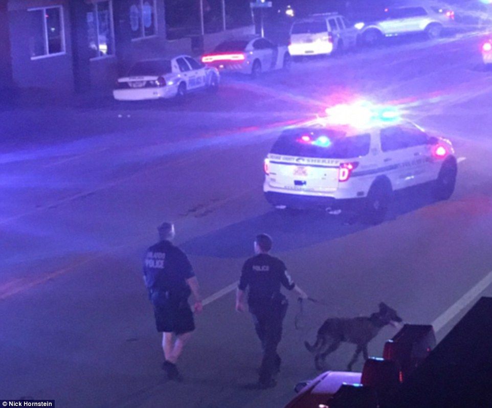Tiroteo en Orlando deja al menos cincuenta muertos - 352C997300000578-3637414-Emergency_services_outside_Pulse_Club_Orlando_where_a_gunman_was-a-14_1465732791643