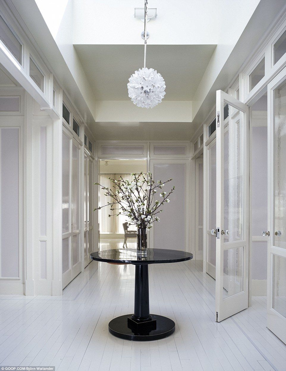 Gwyneth Paltrow vende departamento por 12.85 millones de dólares - 356279F500000578-3646708-Monochrome_The_3_892_sq_ft_property_has_three_bedrooms_three_and-a-18_1466183214075