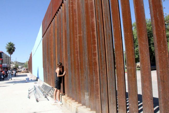 Investigan muerte de mexicana que cayó del muro fronterizo