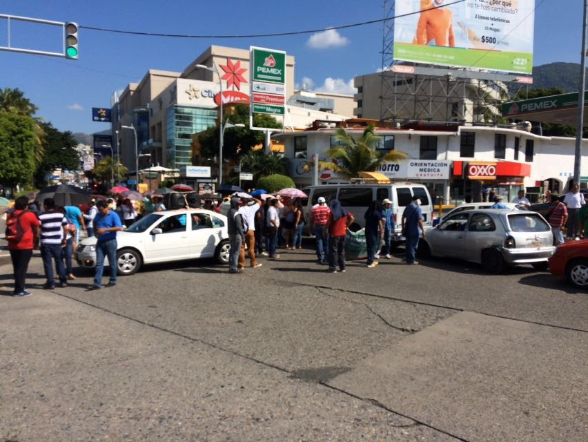 Costera de Acapulco bloqueada por maestros de la CNTE - 3b431ad7-301f-4038-a454-5141e0eb18e3