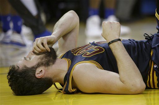 Video: Kevin Love sufre golpe en la cabeza