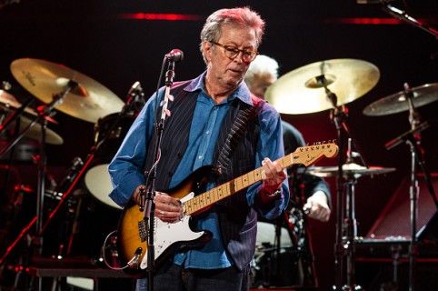 Eric Clapton con problemas para tocar la guitarra