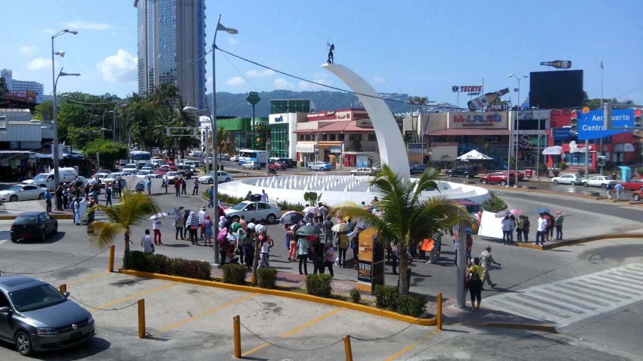 Costera de Acapulco bloqueada por maestros de la CNTE