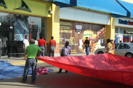 Maestros bloquean plazas comerciales en Oaxaca - 5745c93121578