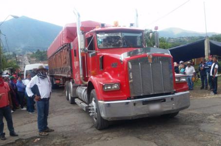 CNTE bloquea carreteras en Michoacán - 5775477ea57d4