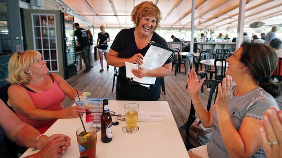 Esposa del gobernador de Maine, EE.UU. trabaja como mesera - 636023779975816613-AnnLePage