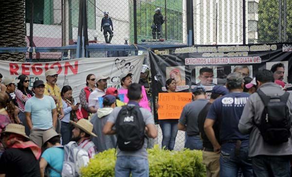CNTE protesta frente a embajada de EE.UU.