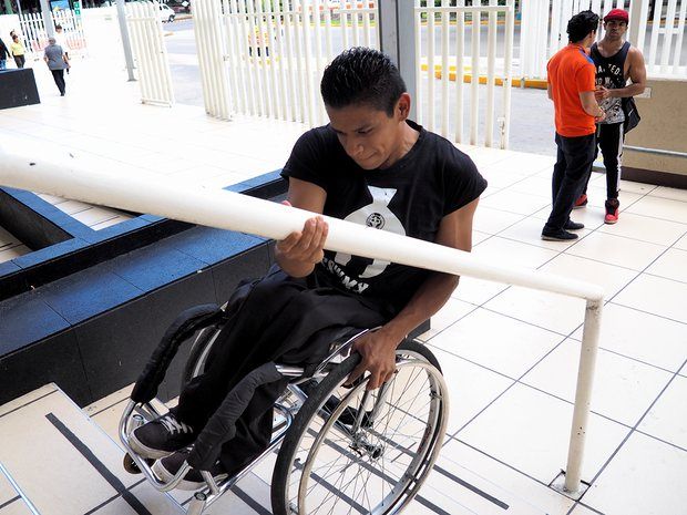 La Ciudad de México desde una silla de ruedas - Abraham-Plaza-discapacitado-Noah-Lanard2