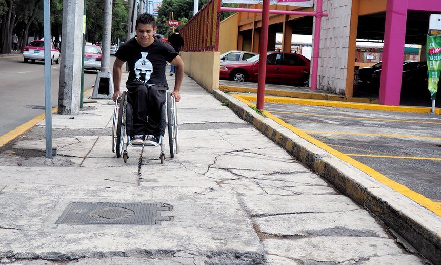 La Ciudad de México desde una silla de ruedas - Abraham-Plaza-discapacitado-Noah-Lanard3