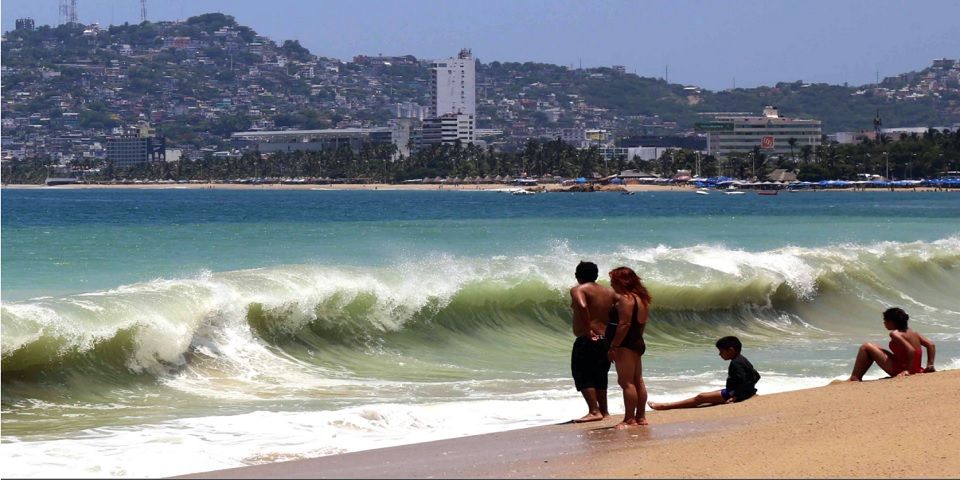 Cierran playas de Acapulco por mar de fondo