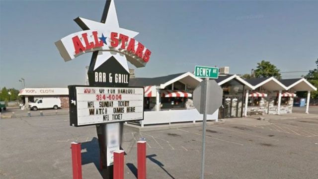 Dueño de restaurante despide a su hijo por grosero