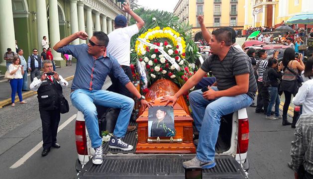 Detienen a dos policías por el asesinato de un joven en Xalapa