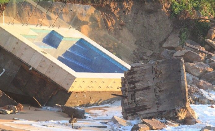 Olas destruyen mansiones en costa de Sydney