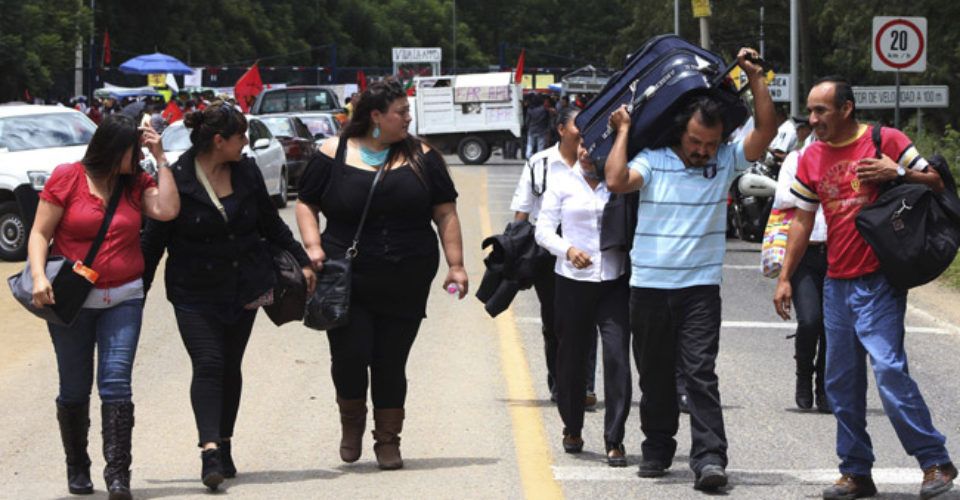 Dos policías retenidos por la CNTE en aeropuerto de Oaxaca - Bloqueo-aeropuerto-Oaxaca-960x500