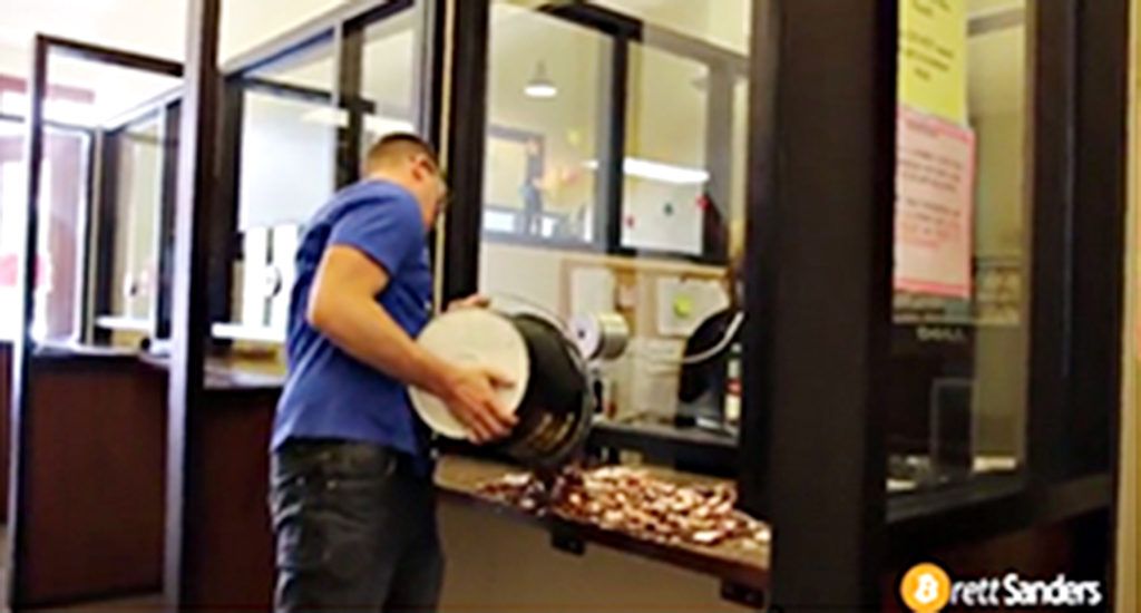 El divertido momento en que un hombre paga multa con monedas de un centavo - Brett-Sanders-Monedas-Centavo-1024x550