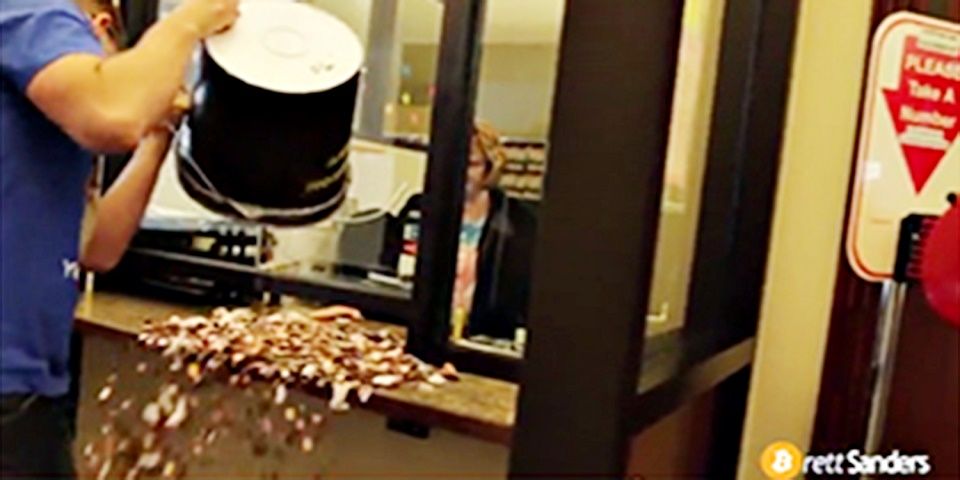 El divertido momento en que un hombre paga multa con monedas de un centavo El divertido momento en que un hombre paga multa con monedas de un centavo