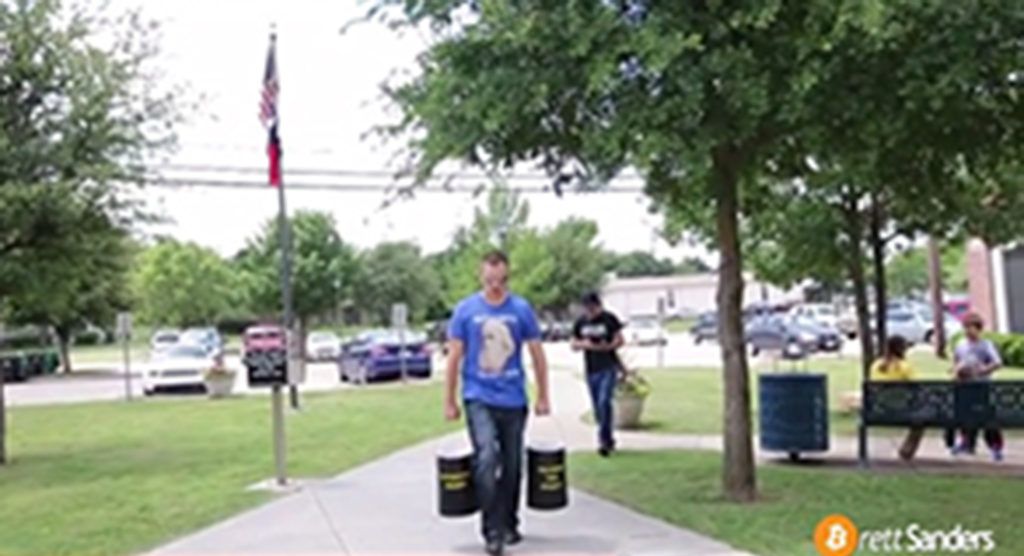 El divertido momento en que un hombre paga multa con monedas de un centavo - Brett-Sanders-Monedas-Centavo-3-1024x556