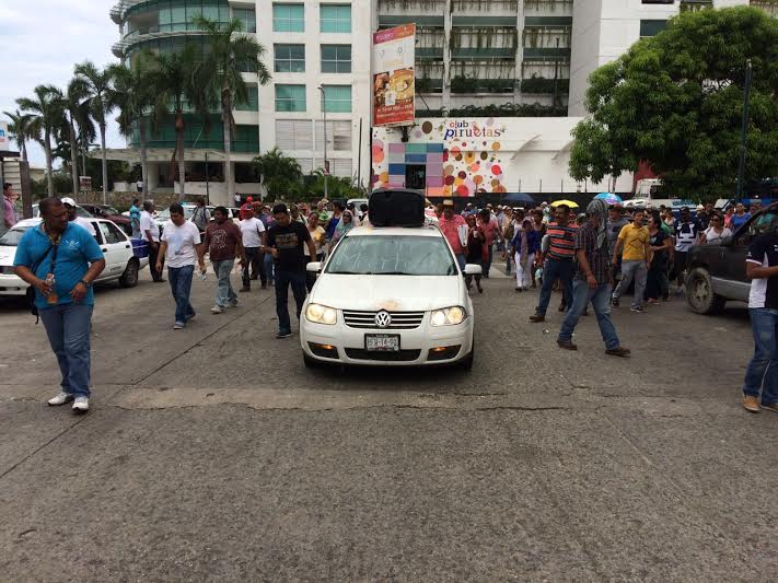 Integrantes de la CETEG liberan la Costera Miguel Alemán - CETEG-Acapulco-21jun-Quadratin