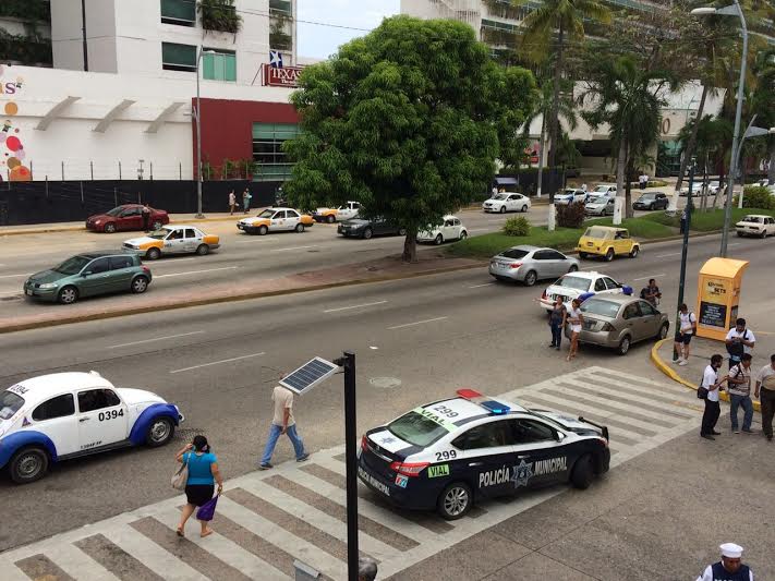 Integrantes de la CETEG liberan la Costera Miguel Alemán