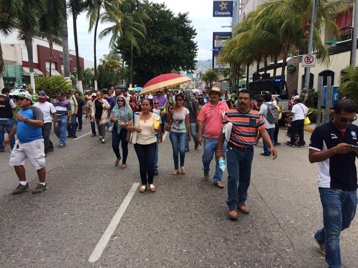 Integrantes de la CETEG liberan la Costera Miguel Alemán - CETEG-Acapulco-21jun-Quadratin3