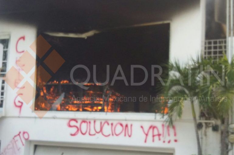 Incendia CETEG oficinas de Secretaría de Educación en Chilpancingo - CETEG-incendio-1