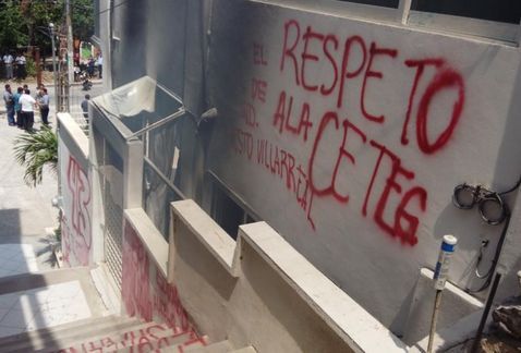 Incendia CETEG oficinas de Secretaría de Educación en Chilpancingo - CETEG-incendio-4