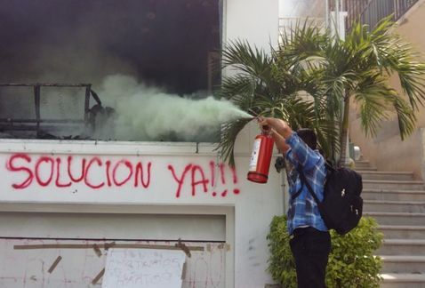 Incendia CETEG oficinas de Secretaría de Educación en Chilpancingo - CETEG-incendio-5