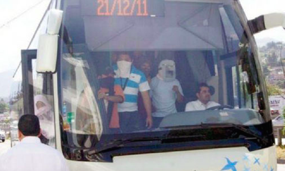 Maestros secuestran autobuses para trasladarse a la Ciudad de México