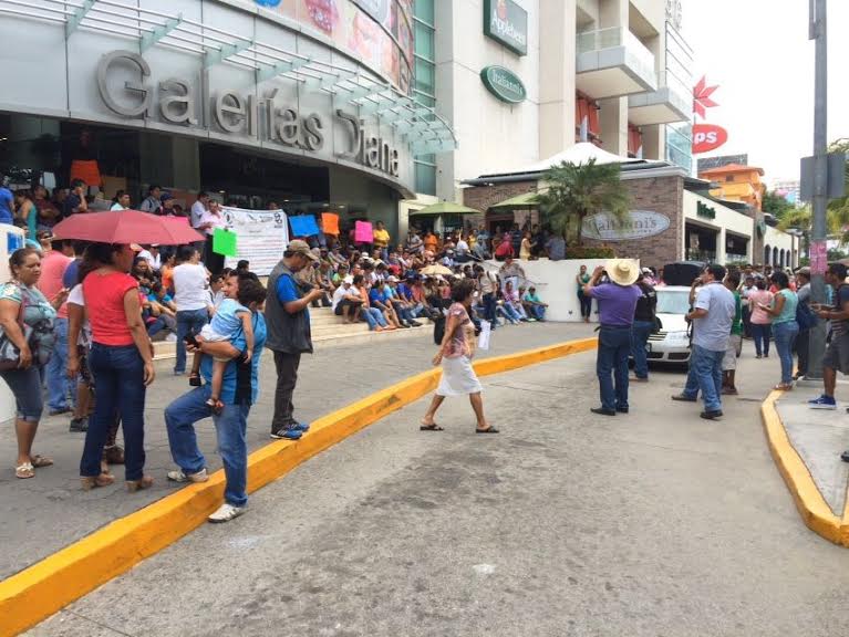 CETEG bloquea la Costera Miguel Alemán - CNTE-Acapulco-21jun-Quadratin3