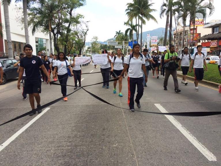 CETEG bloquea la Costera Miguel Alemán - CNTE-Acapulco-21jun-Quadratin7