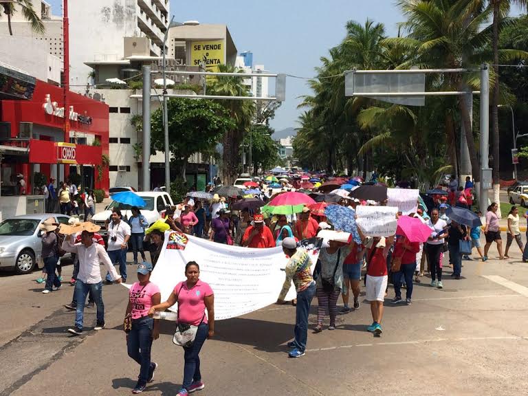 Maestros bloquean la Autopista del Sol en Chilpancingo - CNTE-Acapulco-3jun-Quadratin3