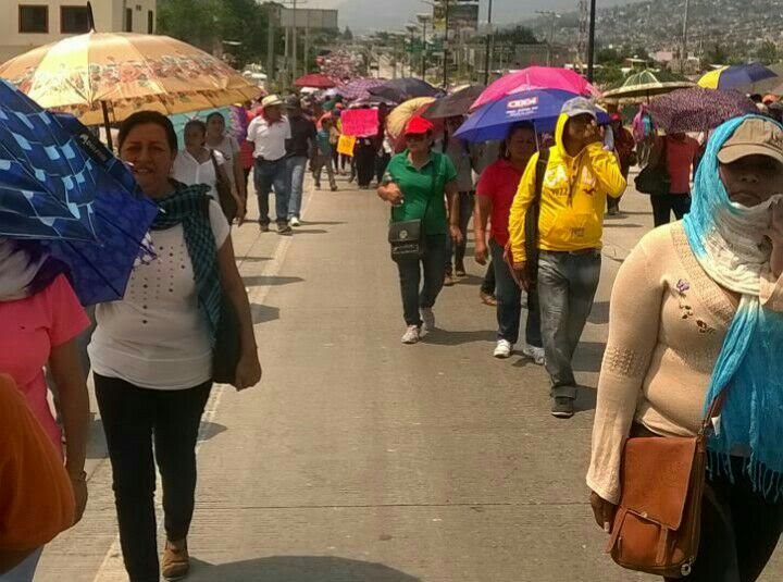 Maestros bloquean la Autopista del Sol en Chilpancingo - CNTE-Acapulco-3jun-Quadratin4