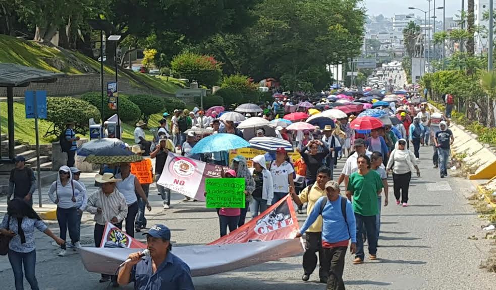 Maestros bloquean la Autopista del Sol en Chilpancingo - CNTE-Acapulco-3jun-Quadratin5