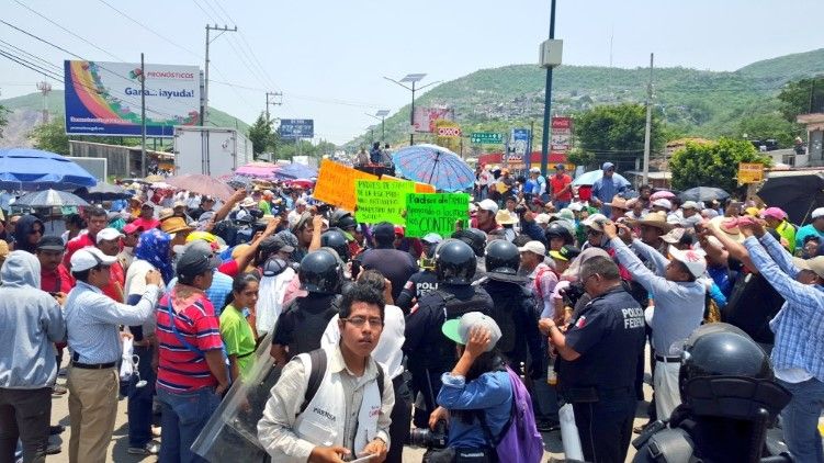 Maestros bloquean la Autopista del Sol en Chilpancingo